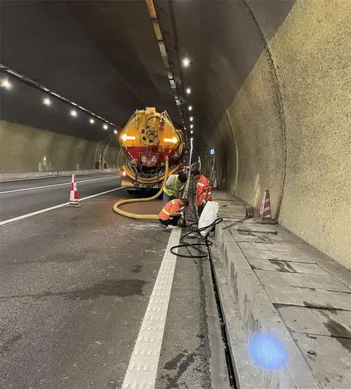 隆林隧道排水渠清淤